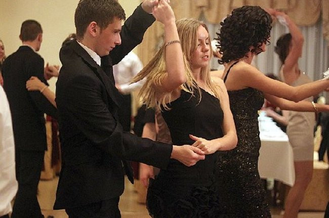 Ostatnia odsłona studniówki Zespołu Szkół Zawodowych w Rawiczu (dużo zdjęć)