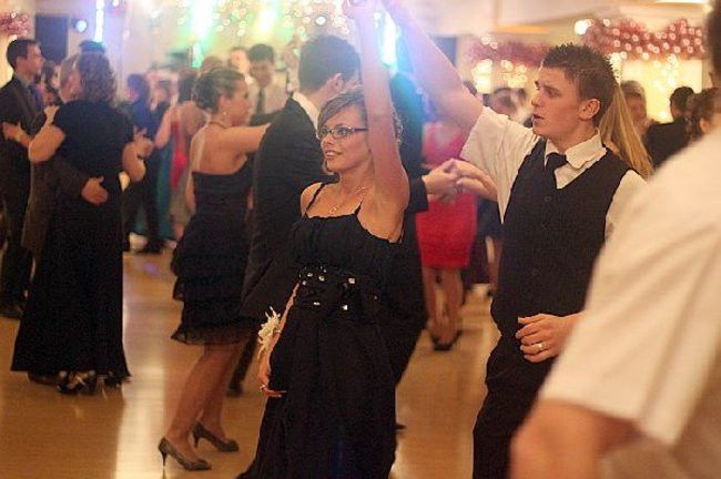 Ostatnia odsłona studniówki Zespołu Szkół Zawodowych w Rawiczu (dużo zdjęć)