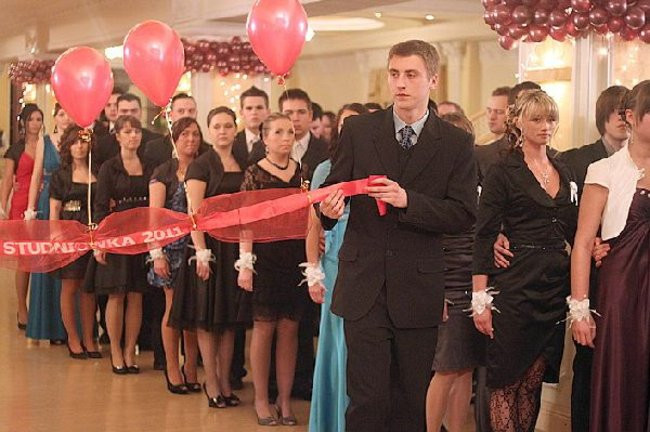 Ostatnia odsłona studniówki Zespołu Szkół Zawodowych w Rawiczu (dużo zdjęć)