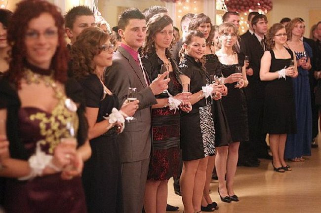 Ostatnia odsłona studniówki Zespołu Szkół Zawodowych w Rawiczu (dużo zdjęć)