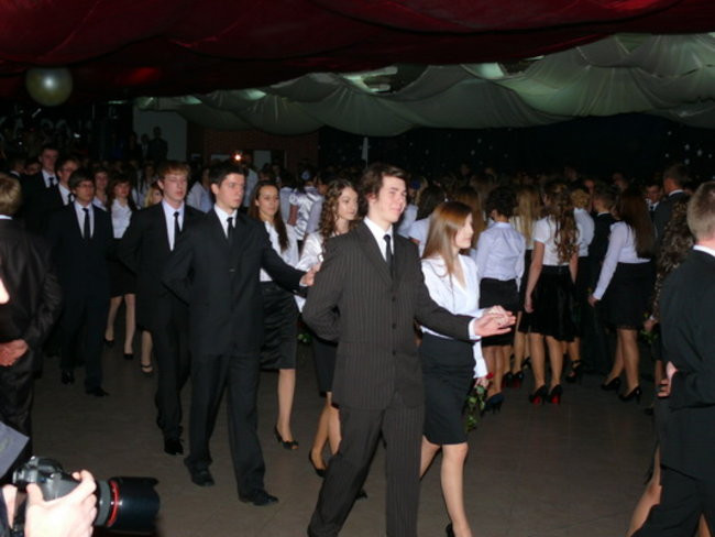 Maturzyści II LO tańczyli u siebie (zdjęcia)