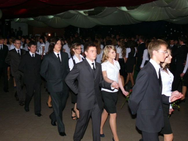 Maturzyści II LO tańczyli u siebie (zdjęcia)