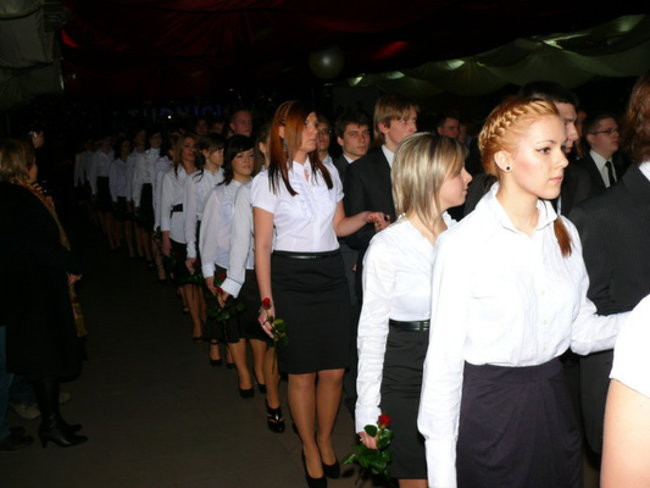 Maturzyści II LO tańczyli u siebie (zdjęcia)