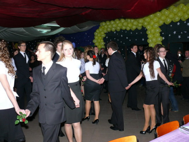 Maturzyści II LO tańczyli u siebie (zdjęcia)