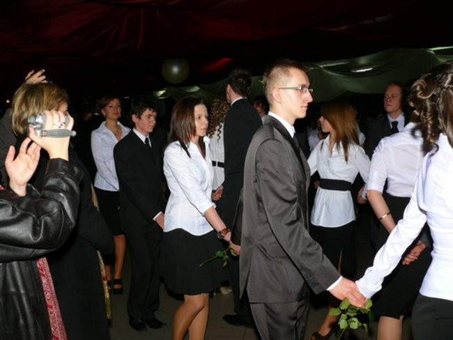 Maturzyści II LO tańczyli u siebie (zdjęcia)