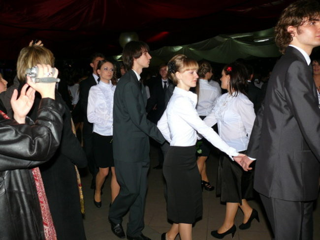 Maturzyści II LO tańczyli u siebie (zdjęcia)