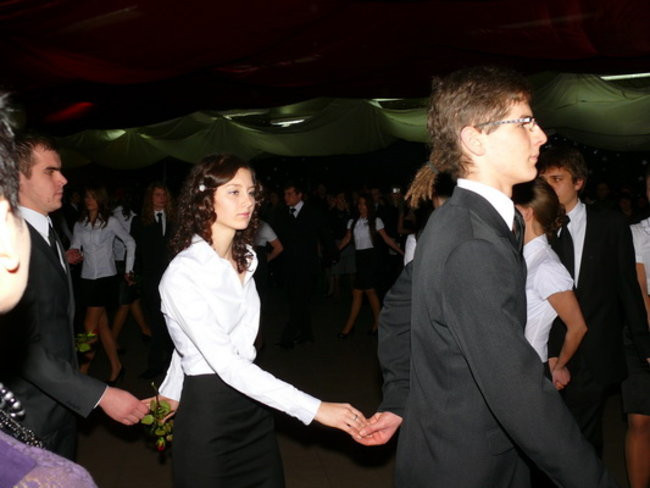 Maturzyści II LO tańczyli u siebie (zdjęcia)