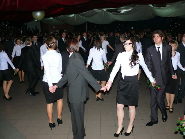 Maturzyści II LO tańczyli u siebie (zdjęcia)