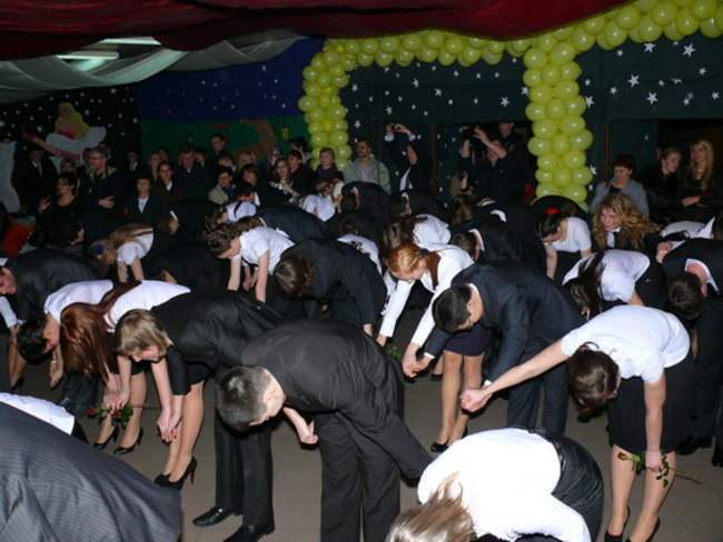 Maturzyści II LO tańczyli u siebie (zdjęcia)