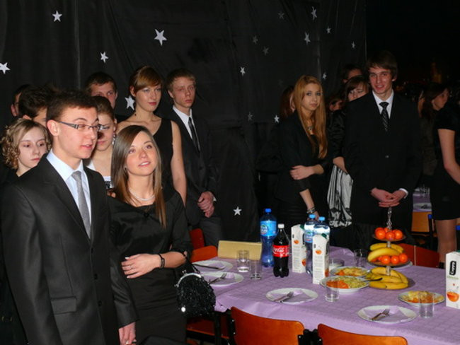 Maturzyści II LO tańczyli u siebie (zdjęcia)