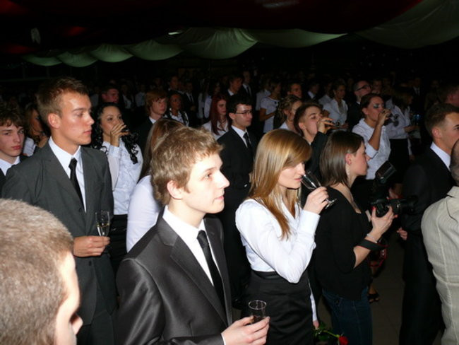 Maturzyści II LO tańczyli u siebie (zdjęcia)