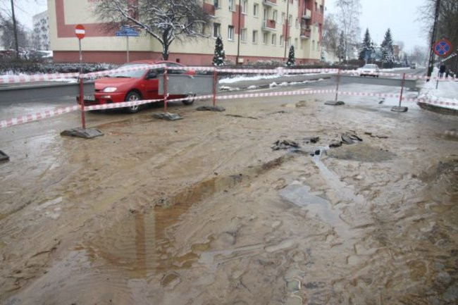 Zalane skrzyżowanie ul. Racławickiej z Sienkiewicza (zdjęcia)