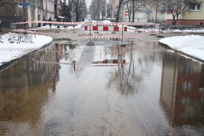 Zalane skrzyżowanie ul. Racławickiej z Sienkiewicza (zdjęcia)