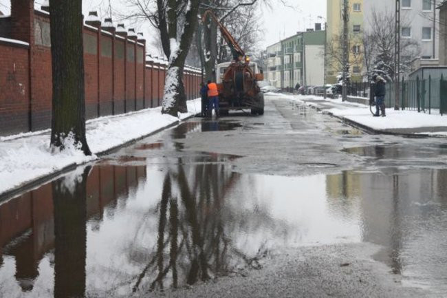 Zalane skrzyżowanie ul. Racławickiej z Sienkiewicza (zdjęcia)