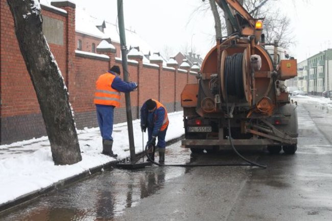 Zalane skrzyżowanie ul. Racławickiej z Sienkiewicza (zdjęcia)