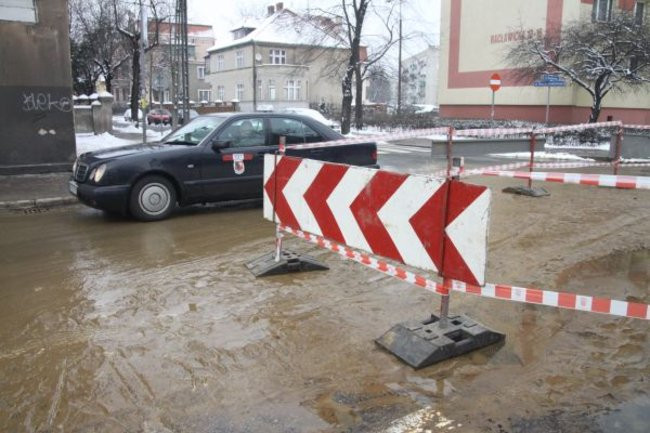 Zalane skrzyżowanie ul. Racławickiej z Sienkiewicza (zdjęcia)