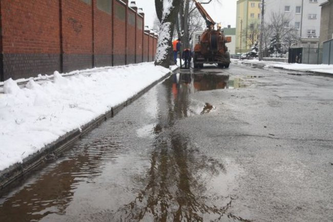 Zalane skrzyżowanie ul. Racławickiej z Sienkiewicza (zdjęcia)