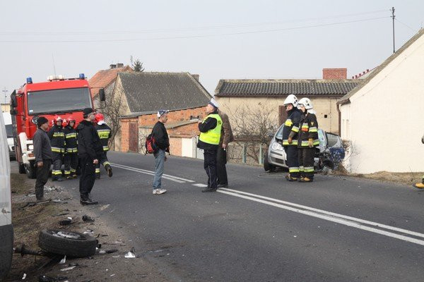 Zderzenie na zakręcie (zdjęcia)
