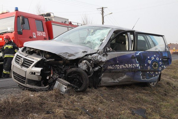 Zderzenie na zakręcie (zdjęcia)