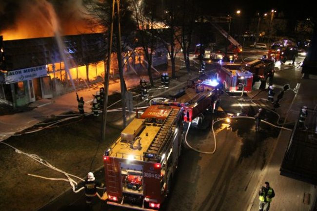 Pożar pawilonu handlowego w Lesznie. Nawet milion złotych strat (zdjęcia)