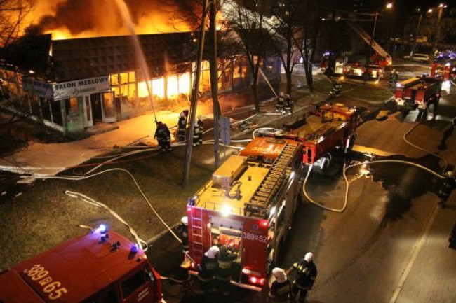 Pożar pawilonu handlowego w Lesznie. Nawet milion złotych strat (zdjęcia)