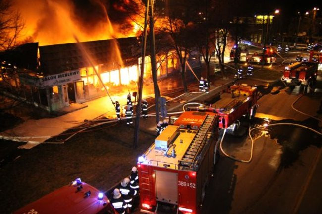 Pożar pawilonu handlowego w Lesznie. Nawet milion złotych strat (zdjęcia)