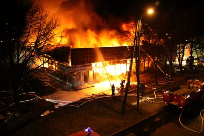 Pożar pawilonu handlowego w Lesznie. Nawet milion złotych strat (zdjęcia)
