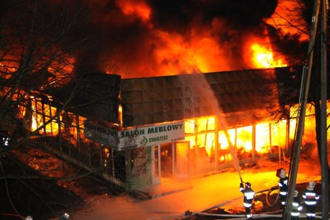 Pożar pawilonu handlowego w Lesznie. Nawet milion złotych strat (zdjęcia)