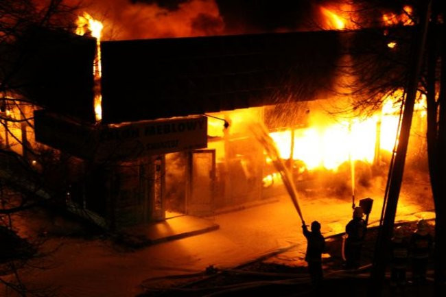 Pożar pawilonu handlowego w Lesznie. Nawet milion złotych strat (zdjęcia)