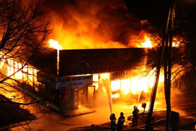 Pożar pawilonu handlowego w Lesznie. Nawet milion złotych strat (zdjęcia)