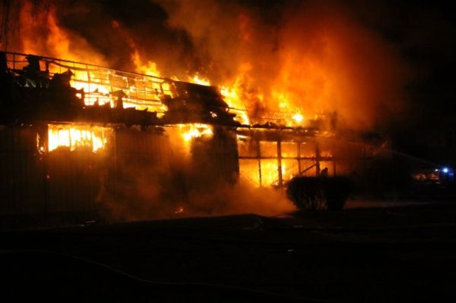 Pożar pawilonu handlowego w Lesznie. Nawet milion złotych strat (zdjęcia)