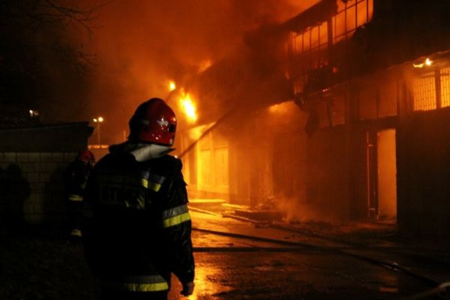 Pożar pawilonu handlowego w Lesznie. Nawet milion złotych strat (zdjęcia)