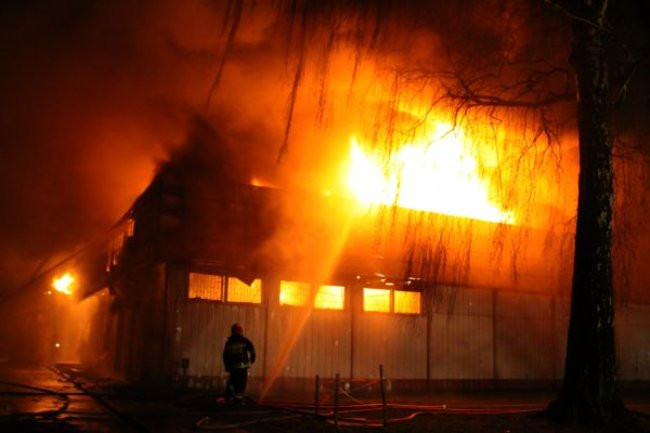 Pożar pawilonu handlowego w Lesznie. Nawet milion złotych strat (zdjęcia)