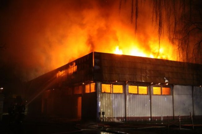 Pożar pawilonu handlowego w Lesznie. Nawet milion złotych strat (zdjęcia)