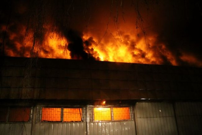 Pożar pawilonu handlowego w Lesznie. Nawet milion złotych strat (zdjęcia)
