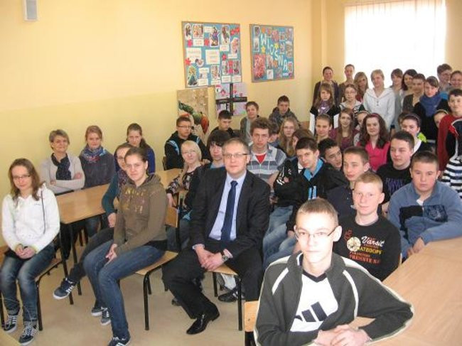 Lekcja o parlamencie w szkole w Kąkolewie (zdjęcia)