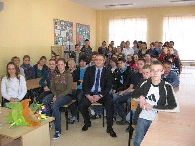 Lekcja o parlamencie w szkole w Kąkolewie (zdjęcia)