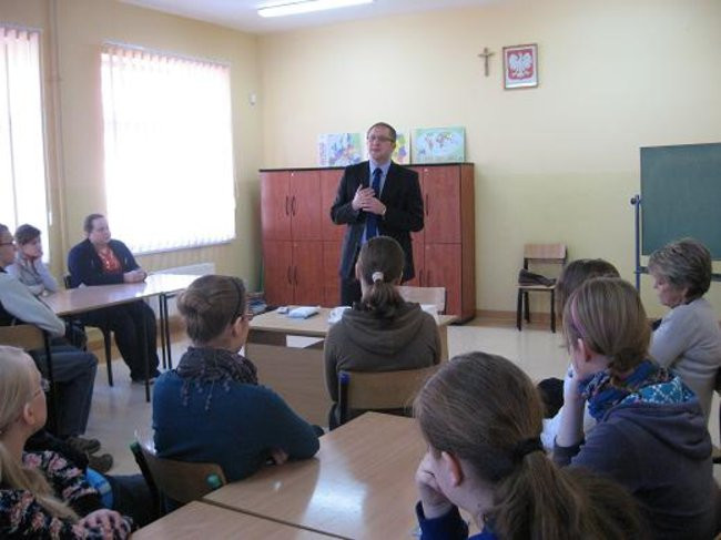 Lekcja o parlamencie w szkole w Kąkolewie (zdjęcia)