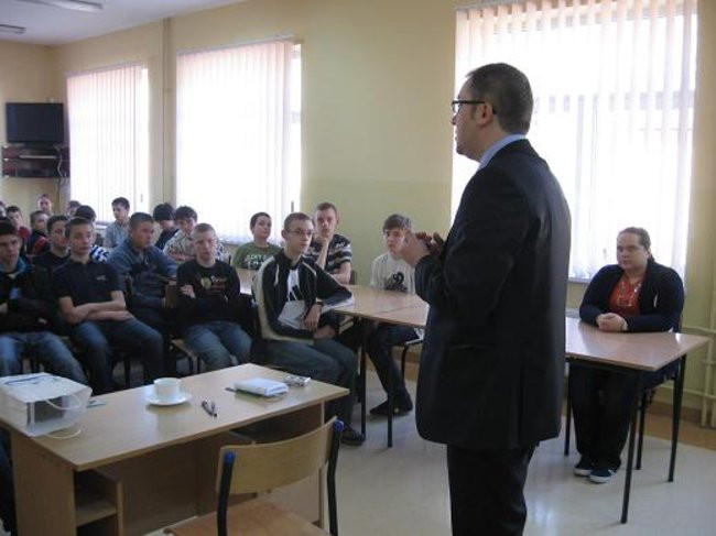 Lekcja o parlamencie w szkole w Kąkolewie (zdjęcia)