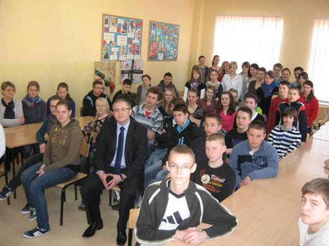 Lekcja o parlamencie w szkole w Kąkolewie (zdjęcia)