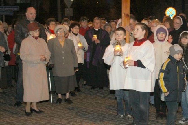 Droga Krzyżowa między blokami (zdjęcia)