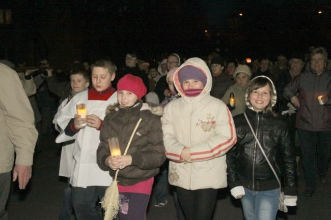 Droga Krzyżowa między blokami (zdjęcia)