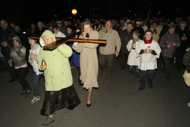 Droga Krzyżowa między blokami (zdjęcia)