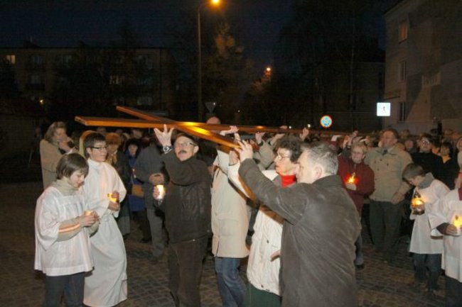 Droga Krzyżowa między blokami (zdjęcia)