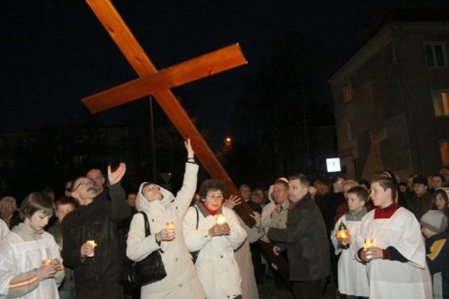 Droga Krzyżowa między blokami (zdjęcia)