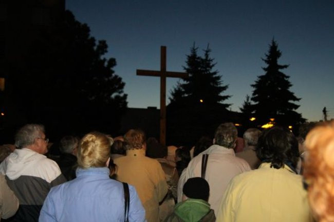 Droga Krzyżowa między blokami (zdjęcia)