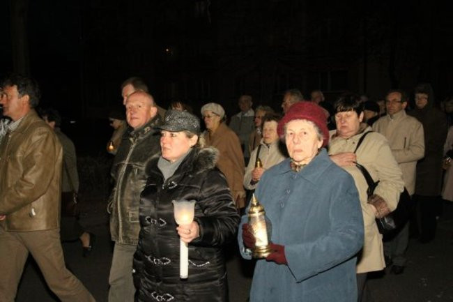 Droga Krzyżowa między blokami (zdjęcia)