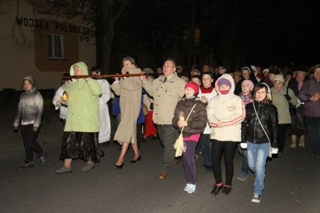 Droga Krzyżowa między blokami (zdjęcia)