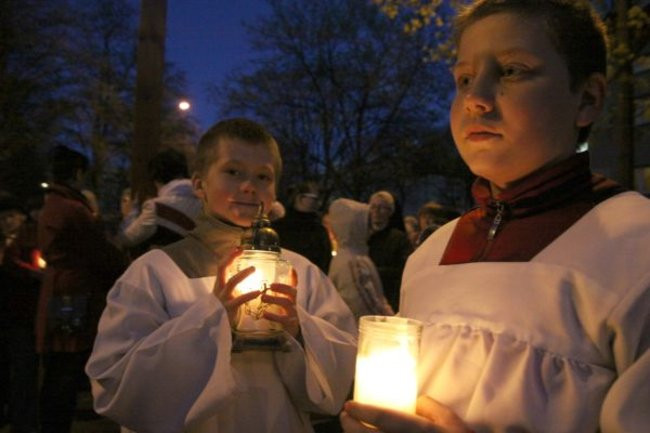 Droga Krzyżowa między blokami (zdjęcia)