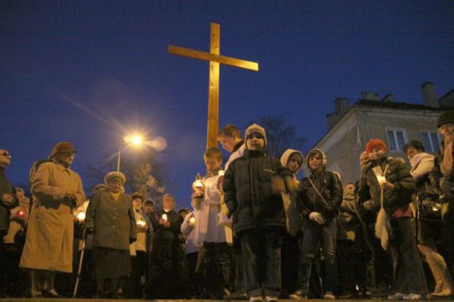 Droga Krzyżowa między blokami (zdjęcia)